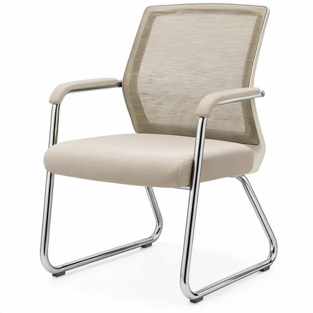 Beige vergaderstoel met armleuningen en chroomkleurig sledeframe, 58 x 62 x 96 cm
